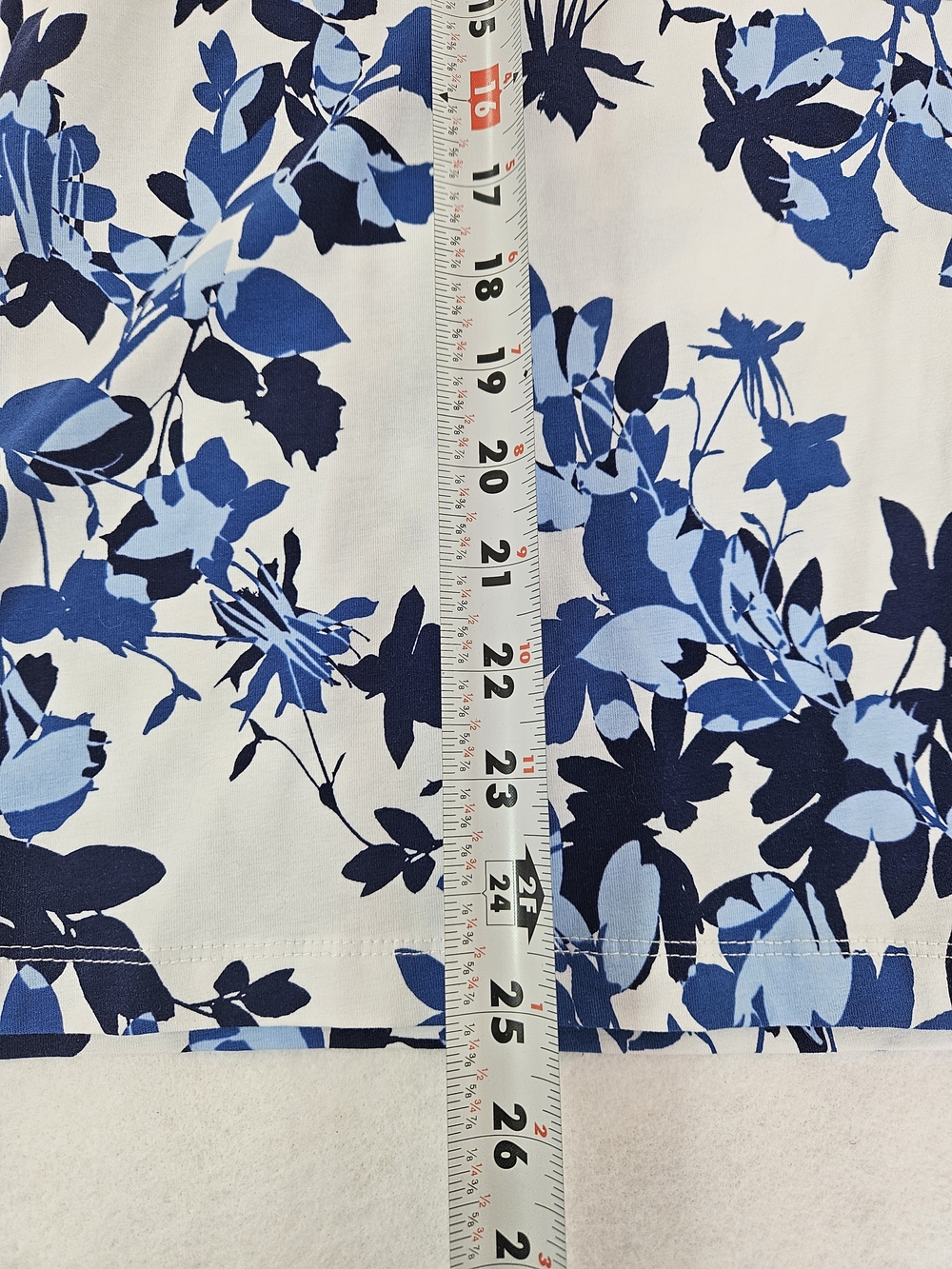 Alfred Dunner Blue and White Floral V-Neck Top Womens Size Med - Picture 6 of 7